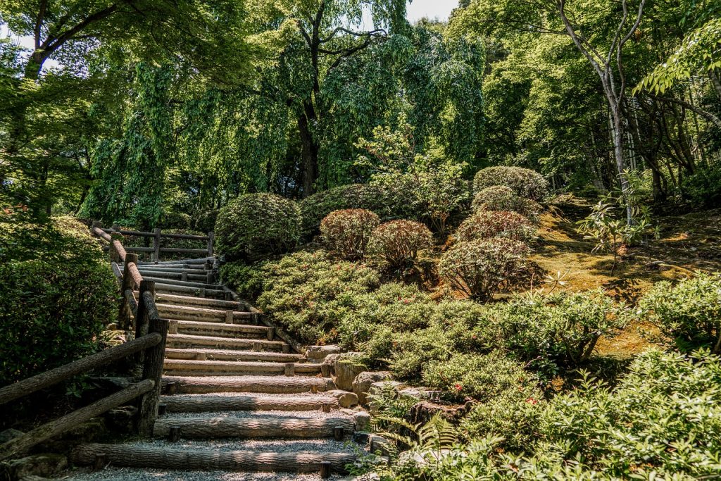 idées aménagements jardin pente
