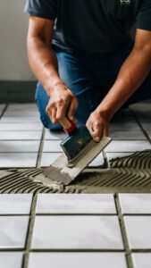 Poseur installant des carreaux de sol en diagonale dans une pièce